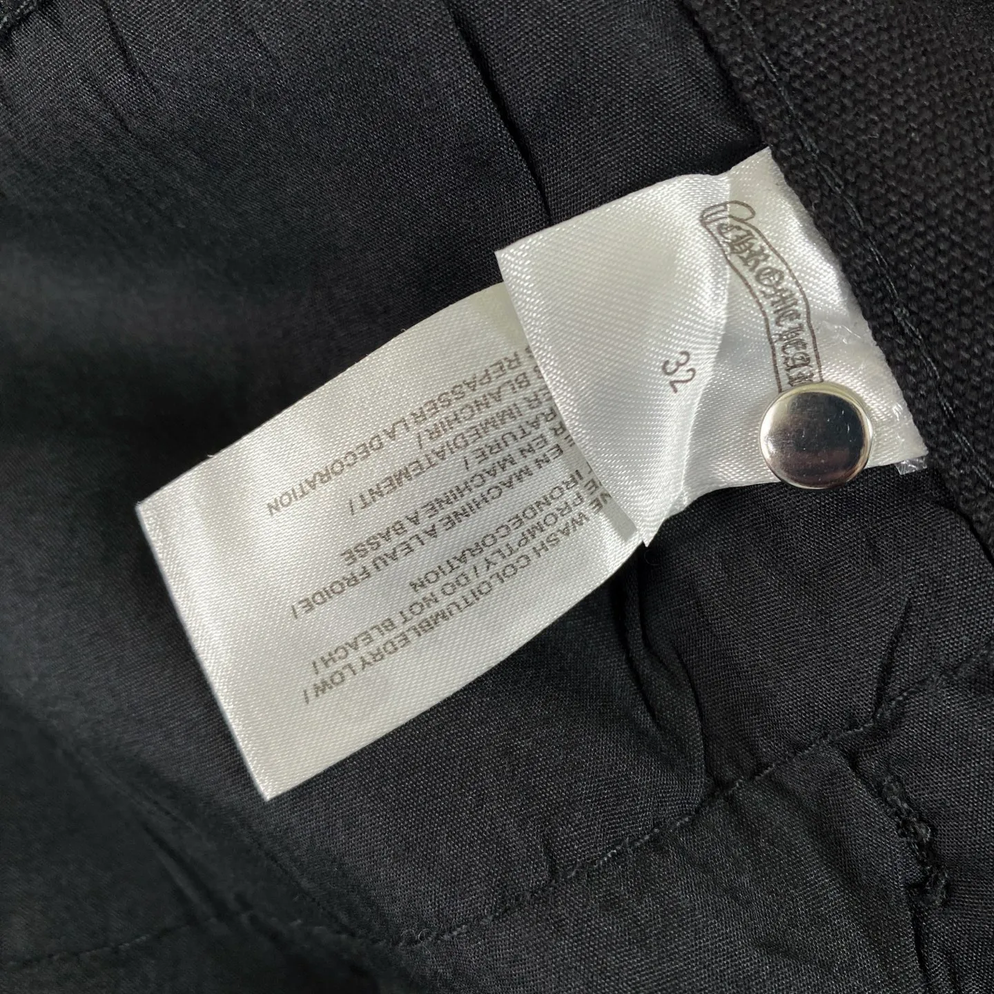 P270 CH Chromehearts family and friends limited edition leopard print blue cross patchwork leather black work jeans logging pants. The counter price is 34W level, patchwork cross pattern embellishment, washed jeans! ! An absolutely high-end luxury product, a 1.9W-level god-level single product, a super popular product, made by top heavy industry, a magic weapon that cannot be missed! [About Zangyin] This is an extremely luxurious fashion brand that can also be called the aristocracy of the high street. It has always been an exclusive brand for some hipsters or rich second generations. Compared with ordinary high streets, it is more luxurious and noble. Compared with luxury brands, it is more fashionable and individual. It has always been a brand that I have a special liking for. [Top heavy industry fashion design] Consistently high-street luxury style. Speaking of this style, the Zangyin family and GU family are definitely the leading representative brands. Especially the Zangyin family has really achieved a state-of-the-art effect in creating high-street style. The unique washed material is used to create this style. The color system is already quite eye-catching. After it is decorated with patchwork cross flowers, it cleverly highlights the charm of the brand. Secondly, this style uses classic The high-waist cutting design highlights the long legs and fashionable temperament of the upper body. The brand is highly recognizable and the slim fit configuration is more suitable for daily wear. It is a product that interprets personality, fashion, and specifications at a glance. This single product is enough to make any fan excited. It can be a white T-shirt for a youthful college style, or a tight suspender for a royal style. It has strong matching ability and can be easily controlled by men.  [Materials and craftsmanship] Needless to say, this point goes without saying. As an excellent craftsman brand, Zangyin’s requirements for details and craftsmanship are really perfect. The washed color of this model has gone through so many processes, not to mention the embellishment of denim appliques. It is also purely hand-made and sewn. Just like what they believe in, only hand-made things have soul and have the meaning of wear. A top-notch heavy-duty fashionable denim item, I look forward to your perfect interpretation! !  Color: Black Size: 28-36